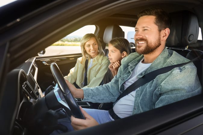 Família dentro do carro