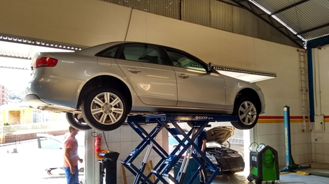 Falta de água no radiador e não estar em dia com o licenciamento são algumas coisas que deixam muitos motoristas parados no acostamento. 